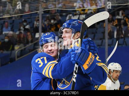 17 avril 2021 : L'aile droite des Sabres de Buffalo Tage Thompson (72) et le centre des Sabres de Buffalo Casey Mittelstadt (37) célèbrent un but pendant la deuxième période de jeu. Penguins de Pittsburgh aux Sabres de Buffalo dans une rencontre dans la LNH au KeyBank Center de Buffalo, NYC. Photo par Alan Schwartz/CSM(image de crédit : &copy ; Alan Schwartz/CSM via ZUMA Wire) Banque D'Images