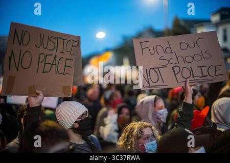 16 avril 2021, Chicago, Illinois, États-Unis : les manifestants se sont rassemblés à Logan Square à Chicago pour marcher en faveur d'Adam Toledo, un jeune de 13 ans tué par un policier de Chicago (crédit image : © Chris Riha/ZUMA Wire) Banque D'Images