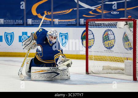 17 avril 2021 : le gardien des Sabres de Buffalo, Dustin Tokarski (31 ans), fait une mise en garde au cours de la première période d'action. Les Penguins de Pittsburgh ont battu les Sabres de Buffalo 3-2 dans un match dans la LNH au KeyBank Center de Buffalo, NYC. Photo par Alan Schwartz/CSM(image de crédit : &copy ; Alan Schwartz/CSM via ZUMA Wire) Banque D'Images