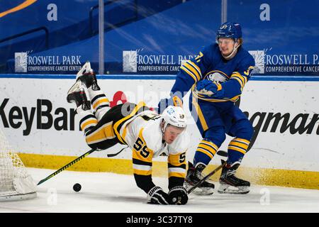 17 avril 2021 : le centre des Sabres de Buffalo Casey Mittelstadt (37) regarde l'aile gauche des Penguins de Pittsburgh Jake Guentzel (59) s'écrouler pendant la première période de jeu. Les Penguins de Pittsburgh ont battu les Sabres de Buffalo 3-2 dans un match dans la LNH au KeyBank Center de Buffalo, NYC. Photo par Alan Schwartz/CSM(image de crédit : &copy ; Alan Schwartz/CSM via ZUMA Wire) Banque D'Images