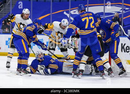 18 avril 2021 : Jason Zucker (16 ans), Mark Jankowski (14 ans), le centre des Penguins de Pittsburgh, Tage Thompson (72 ans), le centre des Sabres de Buffalo, Arttu Ruotsalainen (25 ans) et le gardien des Sabres de Buffalo, Dustin Tokarski (31 ans), cherchent tous le palet après une palet une palet lâche au cours de la première partie de hockey de la LNH entre les Penguins de Pittsburgh et The Buffalo Bank/Buffalo (Cn. &copy ; Nicholas T. Loverde/CSM via ZUMA Wire) Banque D'Images