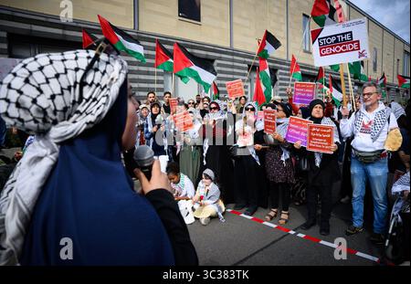 Berlin, Allemagne. 25 juillet 2025. Des manifestants pro-palestiniens protestent sous le slogan "ouvrir le poste frontière de Rafah. Arrêtez la guerre de la faim près de l'ambassade de la République arabe d'Egypte à Berlin-Tiergarten. Crédit : Bernd von Jutrczenka/dpa/Alamy Live News Banque D'Images