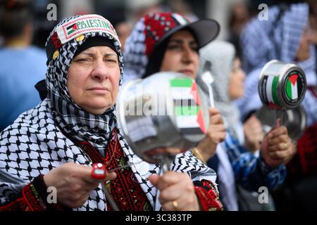 Berlin, Allemagne. 25 juillet 2025. Des manifestants pro-palestiniens protestent sous le slogan "ouvrir le poste frontière de Rafah. Arrêtez la guerre de la faim près de l'ambassade de la République arabe d'Egypte à Berlin-Tiergarten. Crédit : Bernd von Jutrczenka/dpa/Alamy Live News Banque D'Images