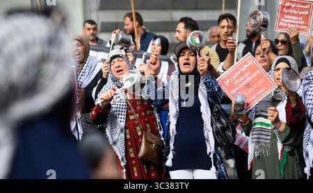 Berlin, Allemagne. 25 juillet 2025. Des manifestants pro-palestiniens protestent sous le slogan "ouvrir le poste frontière de Rafah. Arrêtez la guerre de la faim près de l'ambassade de la République arabe d'Egypte à Berlin-Tiergarten. Crédit : Bernd von Jutrczenka/dpa/Alamy Live News Banque D'Images
