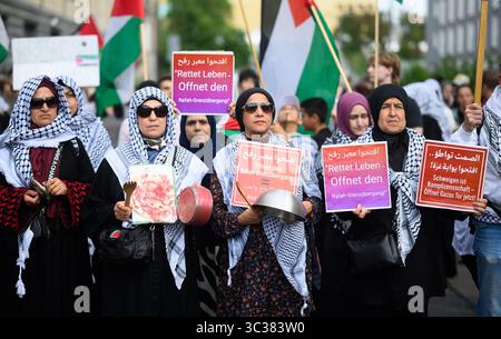 Berlin, Allemagne. 25 juillet 2025. Des manifestants pro-palestiniens protestent sous le slogan "ouvrir le poste frontière de Rafah. Arrêtez la guerre de la faim près de l'ambassade de la République arabe d'Egypte à Berlin-Tiergarten. Crédit : Bernd von Jutrczenka/dpa/Alamy Live News Banque D'Images