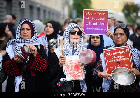 Berlin, Allemagne. 25 juillet 2025. Des manifestants pro-palestiniens protestent sous le slogan "ouvrir le poste frontière de Rafah. Arrêtez la guerre de la faim près de l'ambassade de la République arabe d'Egypte à Berlin-Tiergarten. Crédit : Bernd von Jutrczenka/dpa/Alamy Live News Banque D'Images