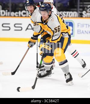 Le 19 avril 2021, les Predators de Nashville quittent Michael Carcone (56 ans) qui patine contre les Blackhawks de Chicago lors de la première période entre les Blackhawks de Chicago et les Predators de Nashville au Bridgestone Arena à Nashville Tennessee. (Crédit photo obligatoire : Steve Roberts/CSM)(crédit image : &copy ; Steve Roberts/Cal Sport Media/CSM via ZUMA Wire) Banque D'Images
