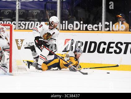 Le 19 avril 2021, l'aile gauche des Blackhawks de Chicago Alex DeBrincat (12 ans) s'attaque à l'aile gauche des Nashville Predators Michael Carcone (56 ans) lors de la première période entre les Blackhawks de Chicago et les Predators de Nashville à Bridgestone Arena dans le Tennessee de Nashville. (Crédit photo obligatoire : Steve Roberts/CSM)(crédit image : &copy ; Steve Roberts/Cal Sport Media/CSM via ZUMA Wire) Banque D'Images