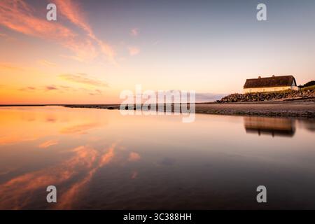 Lever de soleil et reflets époustouflants à Bettystown Beach, comté de Meath, République d'Irlande Banque D'Images