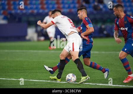 21 avril 2021, Valence, Valence, Espagne : Rober Pier de Levante UD et Lucas Ocampos de Sevilla lors du match de la Liga entre Levante UD et Sevilla à l'Estadio Ciutat de Valencia le 21 avril 2021 à Valence, Espagne (crédit image : © Maria Jose Segovia/AFP7 via ZUMA Wire) Banque D'Images