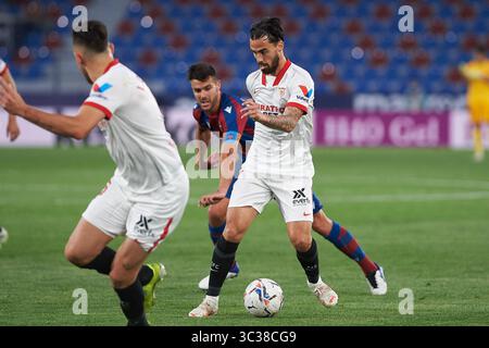 21 avril 2021, Valence, Valence, Espagne : Jesus Joaquin Fernandez Saenz de la Torre, Suso de Sevilla et Rober Pier de Levante UD lors du match de Liga entre Levante UD et Sevilla à l'Estadio Ciutat de Valencia le 21 avril 2021 à Valence, Espagne (crédit image : © Maria Jose Segovia/AFP7 via ZUMA Wire) Banque D'Images
