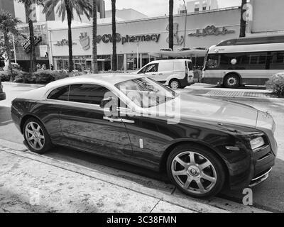 Miami Beach, Floride États-Unis - 8 juin 2024 : 2014 Rolls-Royce Wraith voiture de luxe à Ocean Drive miami Beach. Rolls Royce est une marque britannique de voitures de luxe Banque D'Images