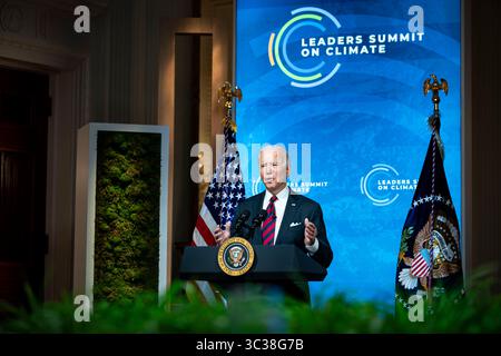 22 avril 2021, Washington, District of Columbia, Etats-Unis : le président JOE BIDEN prend la parole lors d'un sommet virtuel des leaders sur le climat, dans la salle est de la Maison Blanche, jeudi à Washington. (Crédit image : © Al Drago/CNP via ZUMA Wire) Banque D'Images