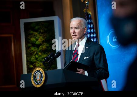 22 avril 2021, Washington, District of Columbia, États-Unis : le président Joe Biden prend la parole lors d’un sommet virtuel des leaders sur le climat, dans la salle est de la Maison Blanche, le jeudi 22 avril 2021 à Washington (image crédit : © Al Drago/CNP via ZUMA Wire) Banque D'Images