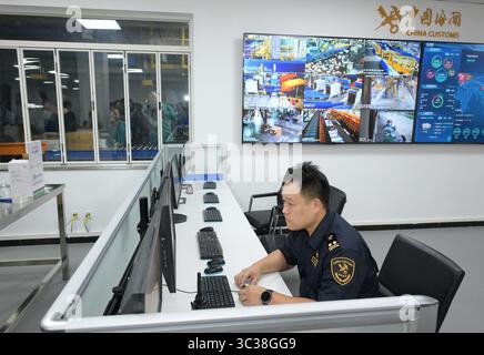 (250725) -- BEIJING, 25 juillet 2025 (Xinhua) -- Un membre du personnel des douanes de Beijing vérifie les courriers suspects sur l'écran d'un système de surveillance à Beijing, capitale de la Chine, le 25 juillet 2025. Les problèmes de contrefaçon et de violation de la propriété intellectuelle sont devenus de plus en plus importants à mesure que les produits culturels et créatifs chinois gagnent en influence sur le marché mondial. Vendredi, les douanes de Pékin ont organisé une journée portes ouvertes pour les professionnels des médias afin de présenter certains des produits contrefaits qu’elle a saisis récemment. Elle a intercepté plus de 30 000 articles dans 13 lots de produits présumés contrefaits Banque D'Images