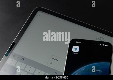 New York, États-Unis - 18 juillet 2025 : saisie d'une nouvelle promt comment faire dans l'application Google Gemini sur l'écran de la tablette vue rapprochée Banque D'Images