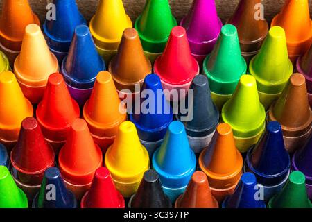 Gros plan sur les rangées de pointes de crayons colorés. Banque D'Images