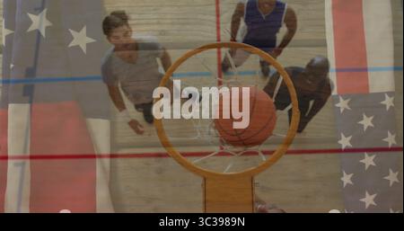 Chute de basket-ball orange à travers le filet à la salle de gym, avec les athlètes atteignant sous la superposition du drapeau américain Banque D'Images