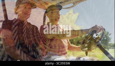 Chevauchement couple senior portant une tenue de golf croisière fairway dans une voiturette de golf, avec vue sur le volant Banque D'Images