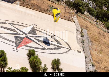 Lancement de parapente depuis la rampe de lancement de parapente Babadag Mountain. Oludeniz, près de Fethiye, province de Muğla, Turquie Banque D'Images