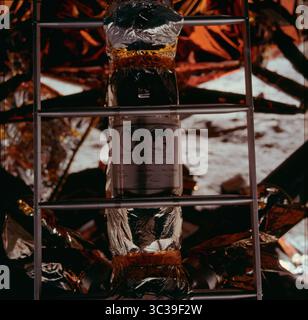 26 mars 2009, USA : la Lune - (FICHIER) -- vue rapprochée de la plaque que les astronautes d'Apollo 11 ont laissée sur la Lune en commémoration de la mission historique d'atterrissage lunaire prise le dimanche 20 juillet 1969. La plaque était fixée à l'échelle sur la jambe de force du train d'atterrissage à l'étape de descente du module lunaire Apollo 11 (LM). La plaque a été recouverte d'une fine feuille d'acier inoxydable pendant le vol. L'astronaute Michael Collins, pilote du module de commandement, est resté avec les modules de commandement et de service (CSM) en orbite lunaire tandis que les astronautes Neil A. Armstrong, commandant, et Edwin E. Aldrin Jr., module lunaire Banque D'Images