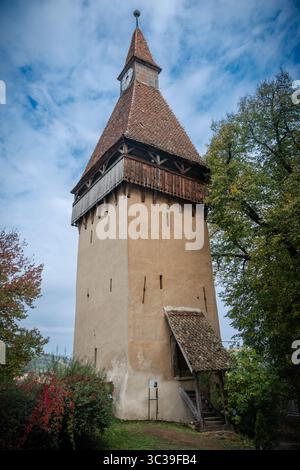 Une tour de défense médiévale de l'église fortifiée de Biertan, nichée dans les collines vallonnées de Transylvanie, Roumanie - un site du patrimoine mondial de l'UNESCO Banque D'Images
