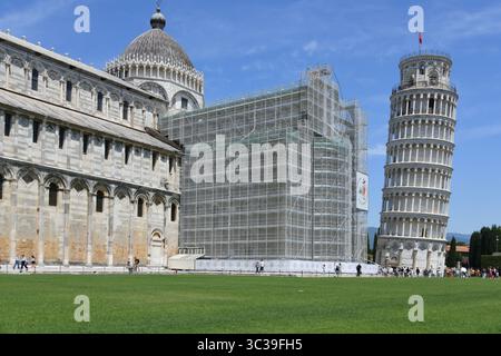 La tour penchée de Pise en Toscane du nord de l'Italie vu en juin 2025 avec la cathédrale en cours de réparations structurelles Banque D'Images