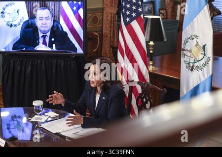 26 avril 2021, Washington, District de Columbia, États-Unis : le vice-président des États-Unis Kamala Harris, au centre-bas, parle lors d'une réunion bilatérale virtuelle avec le président Alejandro Giammattei du Guatemala, sur l'écran en haut à gauche, dans le bureau cérémonial du vice-président dans le bâtiment du bureau exécutif Eisenhower sur le campus de la Maison Blanche, au sujet de la crise migratoire le 26 avril 2021, à Washington, DC (crédit image : © Oliver Contreras/CNP via ZUMA Wire) Banque D'Images