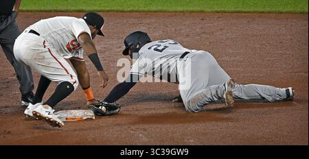 27 avril 2021, Baltimore, MD : Maikel Franco, infidieur des Orioles de Baltimore, à gauche, marque les Gleyber Torres des Yankees de New York quand sa main est sortie du sac lors d'une tentative de vol de base en cinquième manche à Oriole Park à Camden Yards le mardi 27 avril 2021. (Crédit image : © TNS via ZUMA Wire) Banque D'Images