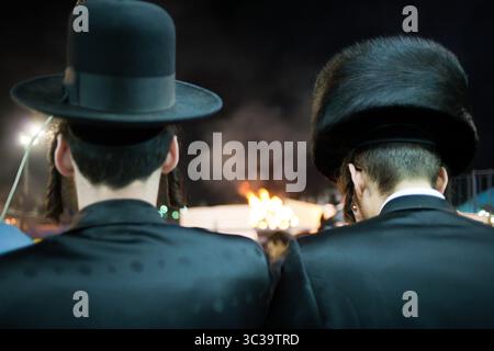 22 mai 2011, Meron, Israël : photo de dossier : 45 hommes et garçons juifs ont été tués dans la nuit du jeudi 29-30 avril 2021, dans une bousculade humaine qui a éclaté lors de la cérémonie d'allumage du feu de joie religieux du Mont Meron pour la fête de Lag BaOmer. Plus de 150 blessés..PHOTO : 22 mai 2011, Mont Meron, Israël : des centaines de milliers de juifs religieux se rassemblent au Mont Meron, lieu de sépulture du rabbin Shimon Bar Yochai, pour célébrer Lag BaOmer avec des feux de joie, des torches, des chants et une fête. Les célébrations se poursuivent toute la nuit et dégénèrent vers l'aube. (Crédit image : © Nir Alon/ZUMA Wire) Banque D'Images
