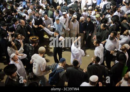 22 mai 2011, Meron, Israël : photo de dossier : 45 hommes et garçons juifs ont été tués dans la nuit du jeudi 29-30 avril 2021, dans une bousculade humaine qui a éclaté lors de la cérémonie d'allumage du feu de joie religieux du Mont Meron pour la fête de Lag BaOmer. Plus de 150 blessés..PHOTO : 22 mai 2011, Mont Meron, Israël : des centaines de milliers de juifs religieux se rassemblent au Mont Meron, lieu de sépulture du rabbin Shimon Bar Yochai, pour célébrer Lag BaOmer avec des feux de joie, des torches, des chants et une fête. Les célébrations se poursuivent toute la nuit et dégénèrent vers l'aube. (Crédit image : © Nir Alon/ZUMA Wire) Banque D'Images