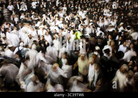 22 mai 2011, Meron, Israël : photo de dossier : 45 hommes et garçons juifs ont été tués dans la nuit du jeudi 29-30 avril 2021, dans une bousculade humaine qui a éclaté lors de la cérémonie d'allumage du feu de joie religieux du Mont Meron pour la fête de Lag BaOmer. Plus de 150 blessés..PHOTO : 22 mai 2011, Mont Meron, Israël : des centaines de milliers de juifs religieux se rassemblent au Mont Meron, lieu de sépulture du rabbin Shimon Bar Yochai, pour célébrer Lag BaOmer avec des feux de joie, des torches, des chants et une fête. Les célébrations se poursuivent toute la nuit et dégénèrent vers l'aube. (Crédit image : © Nir Alon/ZUMA Wire) Banque D'Images