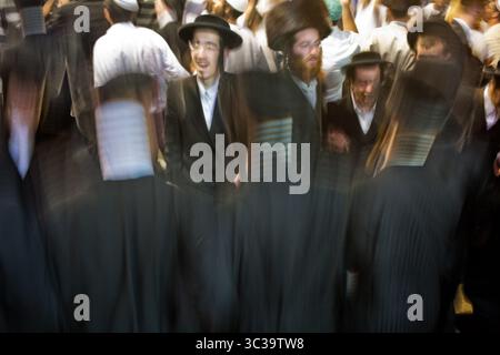 22 mai 2011, Meron, Israël : photo de dossier : 45 hommes et garçons juifs ont été tués dans la nuit du jeudi 29-30 avril 2021, dans une bousculade humaine qui a éclaté lors de la cérémonie d'allumage du feu de joie religieux du Mont Meron pour la fête de Lag BaOmer. Plus de 150 blessés..PHOTO : 22 mai 2011, Mont Meron, Israël : des centaines de milliers de juifs religieux se rassemblent au Mont Meron, lieu de sépulture du rabbin Shimon Bar Yochai, pour célébrer Lag BaOmer avec des feux de joie, des torches, des chants et une fête. Les célébrations se poursuivent toute la nuit et dégénèrent vers l'aube. (Crédit image : © Nir Alon/ZUMA Wire) Banque D'Images