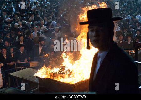 22 mai 2011, Meron, Israël : photo de dossier : 45 hommes et garçons juifs ont été tués dans la nuit du jeudi 29-30 avril 2021, dans une bousculade humaine qui a éclaté lors de la cérémonie d'allumage du feu de joie religieux du Mont Meron pour la fête de Lag BaOmer. Plus de 150 blessés..PHOTO : 22 mai 2011, Mont Meron, Israël : des centaines de milliers de juifs religieux se rassemblent au Mont Meron, lieu de sépulture du rabbin Shimon Bar Yochai, pour célébrer Lag BaOmer avec des feux de joie, des torches, des chants et une fête. Les célébrations se poursuivent toute la nuit et dégénèrent vers l'aube. (Crédit image : © Nir Alon/ZUMA Wire) Banque D'Images