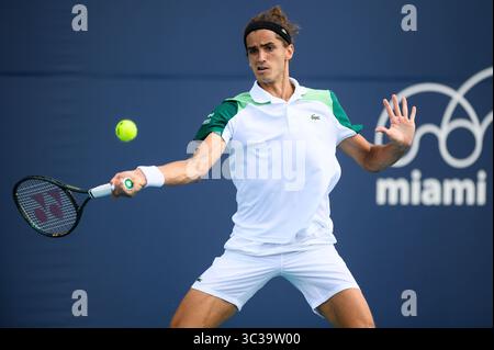 24 mars 2021 : Pierre-Hugues Herbert de France frappe un coup de pouce lors de sa victoire sur Pedro Sousa de Portugal au premier tour de l'Open de Miami le 24 mars 2021 sur le terrain du Hard Rock Stadium de Miami Gardens, Floride. Mike Lawrence/CSM(image de crédit : &copy ; Mike Lawrence/CSM via ZUMA Wire) Banque D'Images
