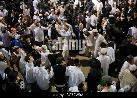 22 mai 2011, Meron, Israël : photo de dossier : 45 hommes et garçons juifs ont été tués dans la nuit du jeudi 29-30 avril 2021, dans une bousculade humaine qui a éclaté lors de la cérémonie d'allumage du feu de joie religieux du Mont Meron pour la fête de Lag BaOmer. Plus de 150 blessés..PHOTO : 22 mai 2011, Mont Meron, Israël : des centaines de milliers de juifs religieux se rassemblent au Mont Meron, lieu de sépulture du rabbin Shimon Bar Yochai, pour célébrer Lag BaOmer avec des feux de joie, des torches, des chants et une fête. Les célébrations se poursuivent toute la nuit et dégénèrent vers l'aube. (Crédit image : © Nir Alon/ZUMA Wire) Banque D'Images