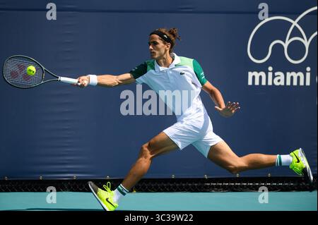 24 mars 2021 : Pierre-Hugues Herbert de France s'étire pour un avant lors de sa victoire sur Pedro Sousa de Portugal lors de la première manche de l'Open de Miami le 24 mars 2021 sur le terrain du Hard Rock Stadium de Miami Gardens, Floride. Mike Lawrence/CSM(image de crédit : &copy ; Mike Lawrence/CSM via ZUMA Wire) Banque D'Images