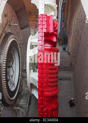 30 avril 2021, Lima, Lima, Pérou : installation de la tête de coupe rotative de la machine de forage du métro de Lima City. Le gigantesque appareil creusera 27 kilomètres à travers la ville d'est en ouest. (Crédit image : © Carlos Garcia Granthon/ZUMA Wire) Banque D'Images
