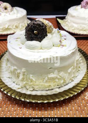 Gâteau au chocolat et à la crème dans une pâtisserie, cuisine artisanale, à vendre Banque D'Images