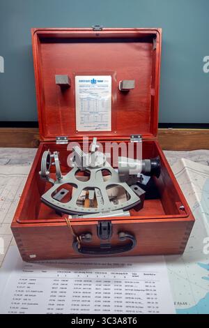 Sextant tambour Freiberger / Trommelsextant / Trommel sextant avec miroir semi-transparent plein horizon dans une boîte en bois Banque D'Images