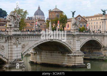 Rome, Italie - 10 novembre 2024 ; partie du pont Ponte Vittorio Emanuele II au-dessus du Tibre avec la basilique Saint-Pierre en arrière-plan Banque D'Images
