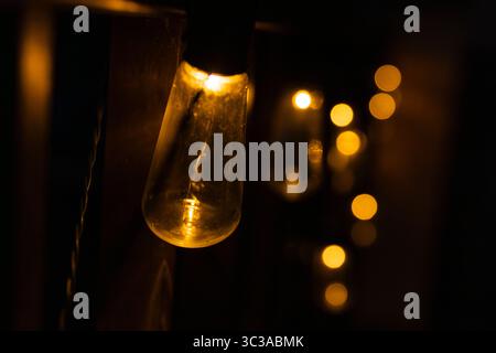 Ampoules émettant une lueur chaleureuse et accueillante, créant une ambiance chaleureuse et intime dans un cadre sombre Banque D'Images