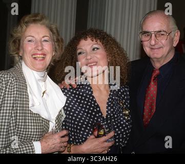 Photo du dossier datée du 25/01/90 de Dame Vera Lynn (à gauche), chanteuse Cleo laine (au centre) et du musicien de jazz et propriétaire du club Ronnie Scott (à droite), lors du déjeuner des Allmusic Awards 1989 à Londres. La chanteuse de jazz Dame Cleo laine, célèbre pour son style de chant scat, est décédée à l'âge de 97 ans. Surnommée la première dame du Jazz, elle a été une figure de proue de la scène jazz britannique primée par des Grammy Awards, avec son défunt mari, le saxophoniste Sir John Dankworth, pendant de nombreuses années et a travaillé avec Ray Charles et Frank Sinatra. Date d'émission : vendredi 25 juillet 2025. Banque D'Images