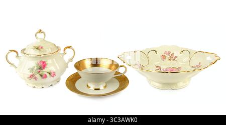 Bol de bonbons en porcelaine vintage, tasse et soucoupe isolés sur fond blanc. Collage. Photo grand angle. Espace libre pour le texte. Banque D'Images
