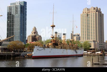 Le croiseur USS Olympia, le navire important pour son rôle dans la guerre hispano-américaine, a accosté à l'Independence Seaport Museum, Philadelphie, Pennsylvanie, États-Unis Banque D'Images