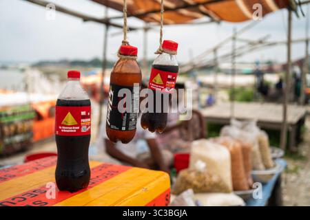 Boissons rafraîchissantes, y compris les boissons de marque « WE ❤ PALESTINE », présentées à la vente par un vendeur local au Bangladesh. Banque D'Images