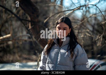 Alarum (2025)Isis Valverde dans le rôle de Bridgette Rousseau *Filmstill - usage éditorial seulement* Voir instructions spéciales. CAP/UFS image fournie par Capital Pictures Banque D'Images