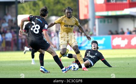 Crawley UK 25 juillet 2025 - Eberechi Eze de Crystal Palace s'avance lors du match de football amical d'avant-saison entre Crawley Town et Crystal Palace au Broadfield Stadium de Crawley : crédit Simon Dack /TPI/ Alamy Live News Banque D'Images
