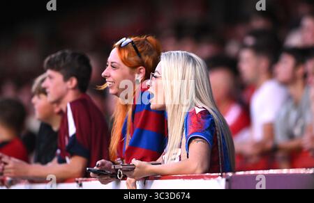 Crawley UK 25 juillet 2025 - les fans de Crystal Palace lors du match amical de football de pré-saison entre Crawley Town et Crystal Palace au Broadfield Stadium de Crawley : crédit Simon Dack /TPI/ Alamy Live News Banque D'Images