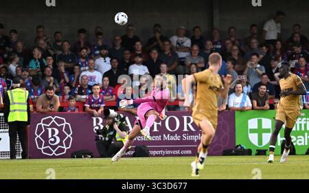 Crawley Royaume-Uni 25 juillet 2025 - Harvey Davies de Crawley se libère du terrain lors du match de football amical d'avant-saison entre Crawley Town et Crystal Palace au Broadfield Stadium de Crawley : crédit Simon Dack /TPI/ Alamy Live News Banque D'Images
